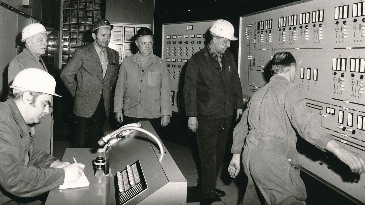 Betriebseinstellung in den Brikettfabriken Treue am 29. März 1974: Leitstandwärter Heinz Strelow setzt den Trockendienst außer Betrieb.