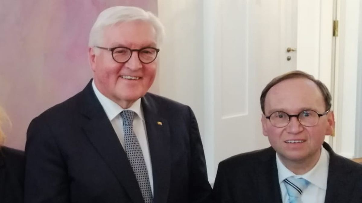 Ein Erinnerungsbild mit dem Bundespräsidenten Frank-Walter Steinmeier kann Rainer Angerstein (rechts) schon sein Eigen nennen, hier vor vier Jahren bei einem Empfang im Schloss Bellevue (Archivfoto).