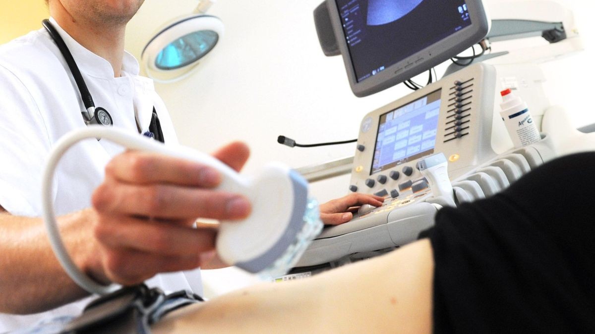 Ein Mediziner führt eine Ultraschall-Untersuchung durch (Symbolbild).