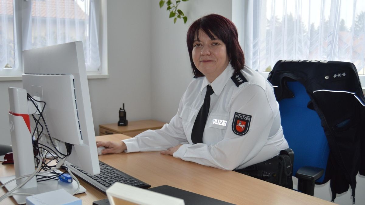 Polizeihauptkommissarin Jana Schulze leitet seit Anfang Februar 2024 die Polizeistationen Büddenstedt und Jerxheim.