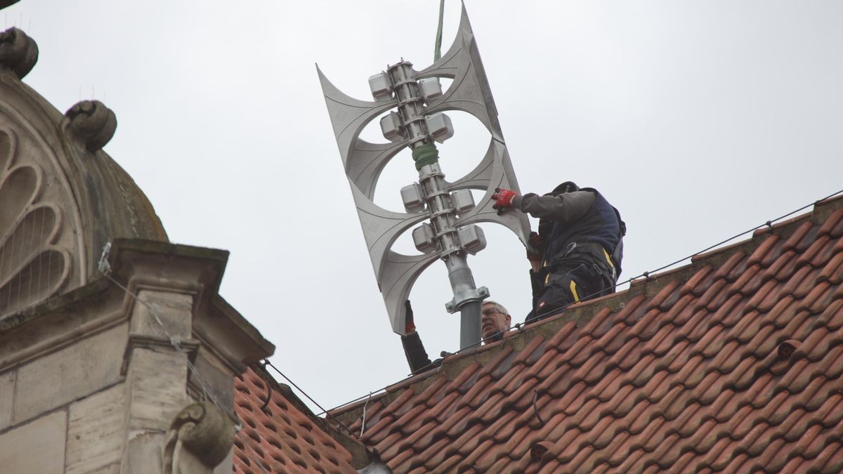 Die alte Sirene auf dem Dach des Helmstedter Rathauses wurde am Mittwoch durch eine neue ersetzt. Die moderne Anlage ermöglicht im Katastrophenfall auch Sprachdurchsagen. 