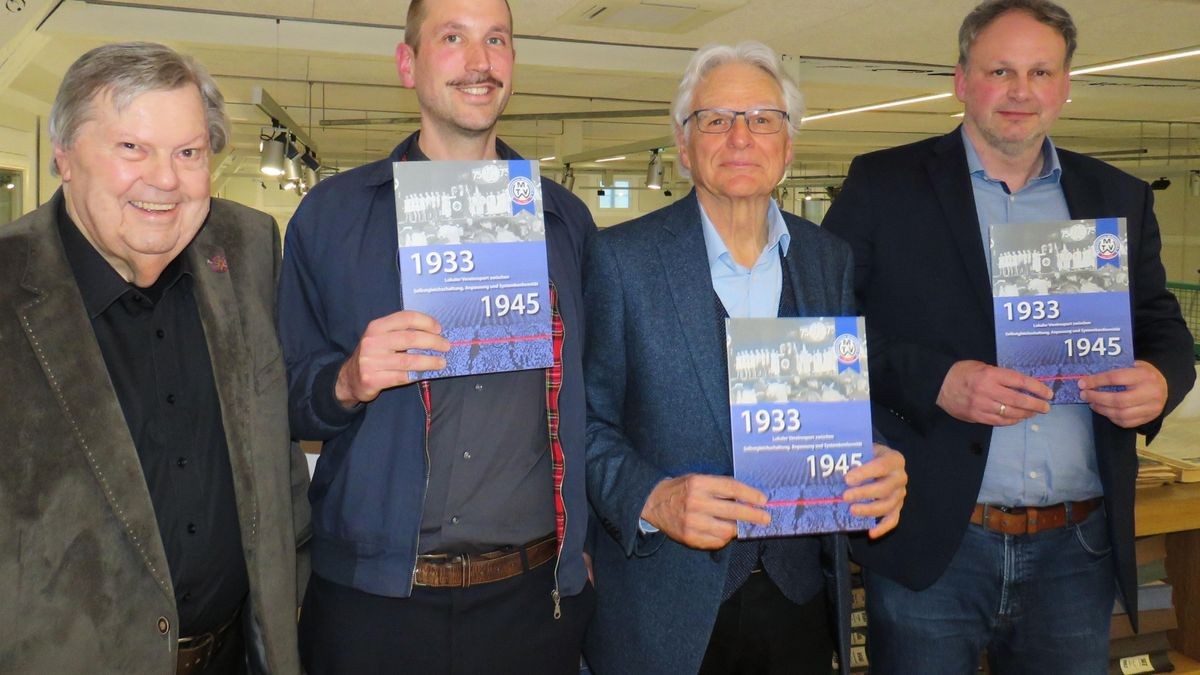 Sie präsentieren die Broschüre des MTV zum Nationalsozialismus (von links): der Ehrenvorsitzende des MTV, Heinz Dieter Eßmann, Autor Leon Kloke, der Aufsichtsratsvorsitzende des MTV, Werner Sperlich und Markus Gröchtemeier vom Bürgermuseum.