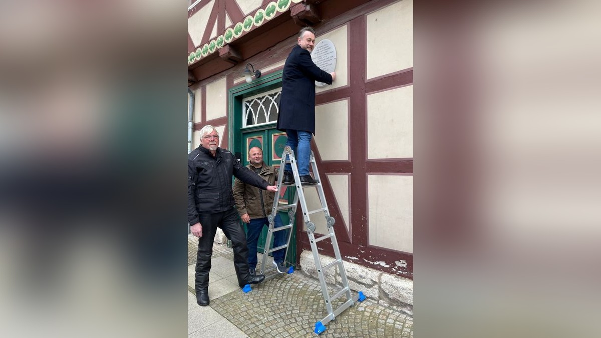 Bürgermeister Ivica Lukanic schraubte im Mai vergangenen Jahres die Gedenktafel am Haus am Holzmarkt 9 an. Michael Sandte (links) und Musa Ilrici halfen.