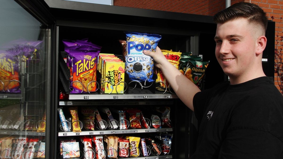 Der 16-jährige Jason Gierke hilft fleißig beim Auffüllen der internationalen Süßigkeiten.