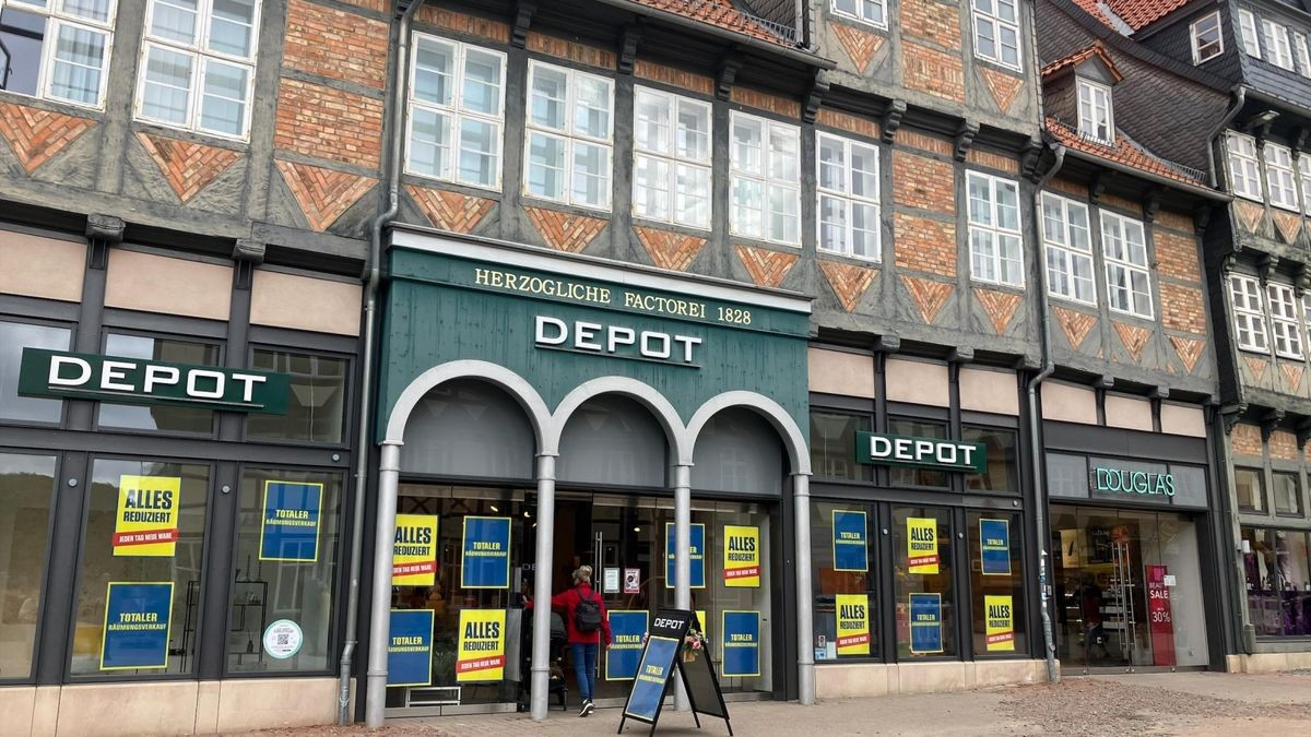 „Totaler Räumungsverkauf“: Das steht auf den Plakaten, die in den Fenstern des Wolfenbütteler Depot-Stores hängen.