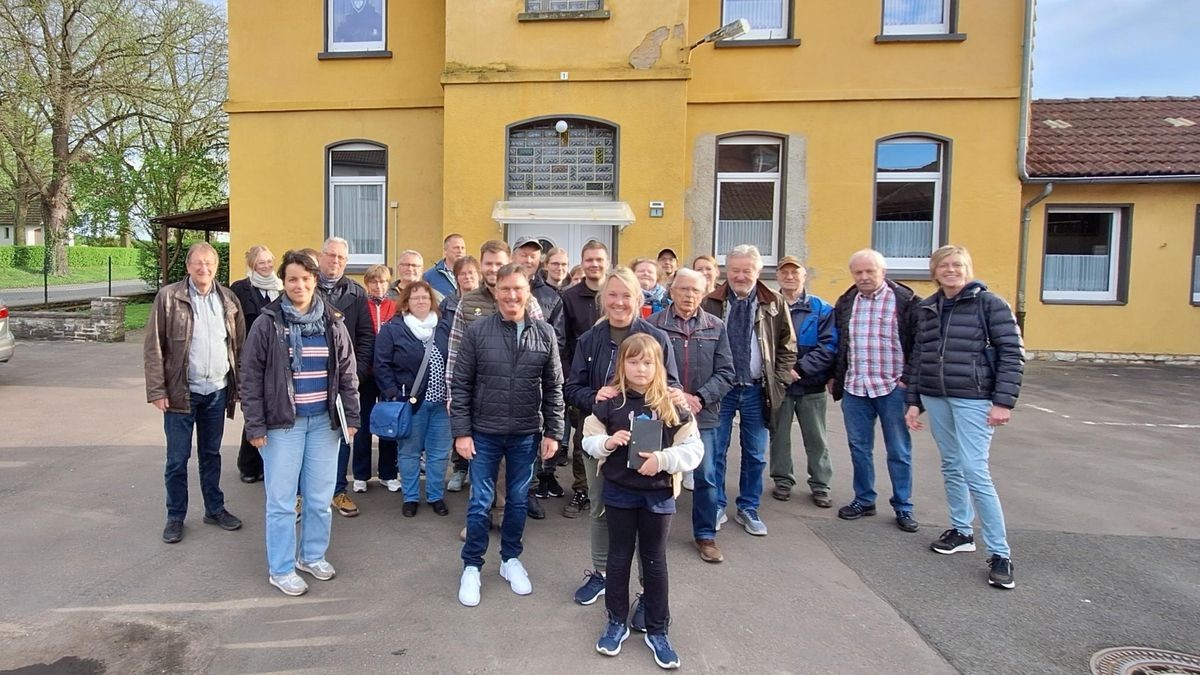 Startklar: Zwei Stunden waren Spezialisten für die Dorfentwicklung und Einwohner auf Ideentour durch Reinsdorf.