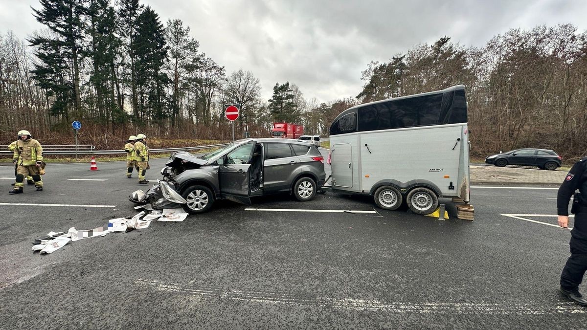 Erst im Februar kam es auf der Bundesstraße 244 im Bereich der Anschlussstelle Helmstedt-West wieder zu einem Unfall. Ein Pkw mit Pferdeanhänger stieß mit einem Lkw zusammen. Zwei Menschen verletzten sich dabei leicht.