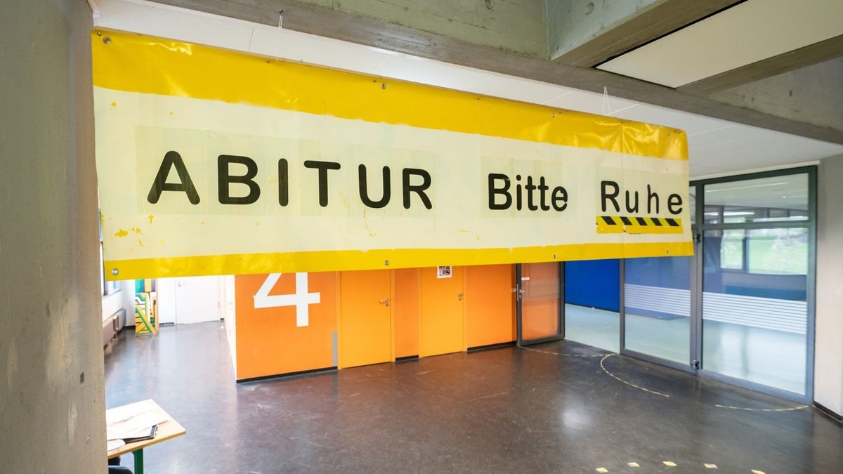 Der Schriftzug «ABITUR Bitte Ruhe» hängt während der schriftlichen Abiturprüfung im Treppenhaus eines Gymnasiums (Symbolbild).