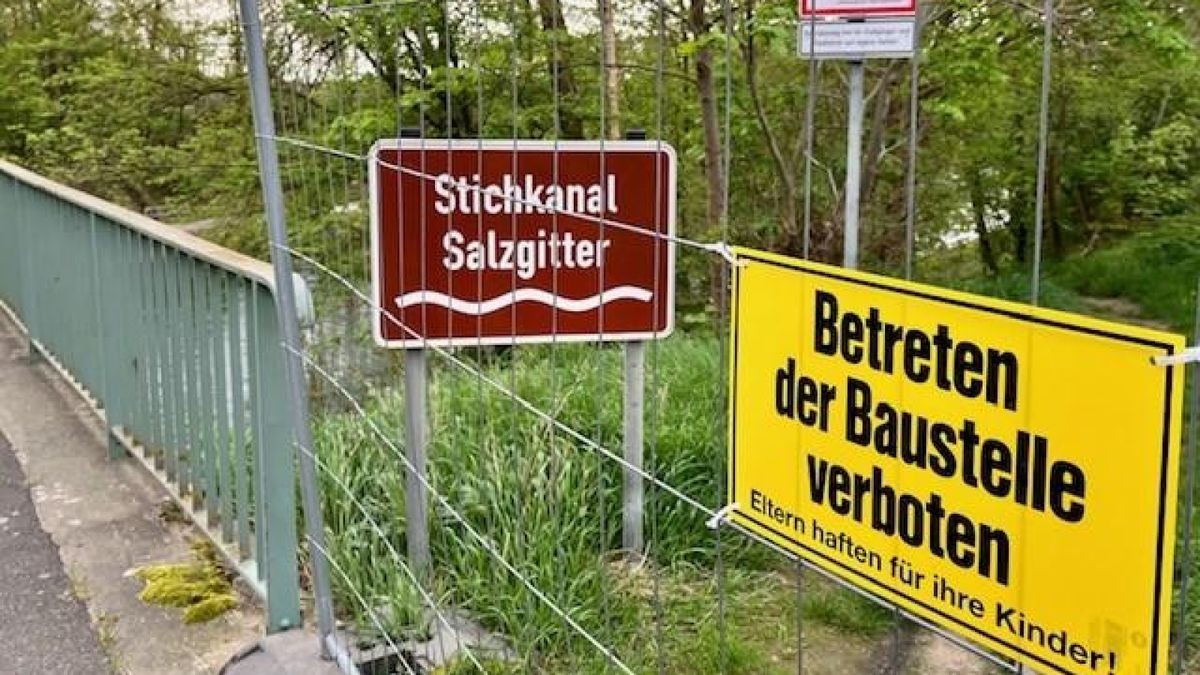 Brücke und Baustelle am Ortseingang von Sonnenberg (Gemeinde Vechelde) am Stichkanal Salzgitter. Der soll ausgebaut werden. Zuvor müssen alte Bomben gesucht und geborgen werden. Dafür wird der Kanal jeweils gesperrt.