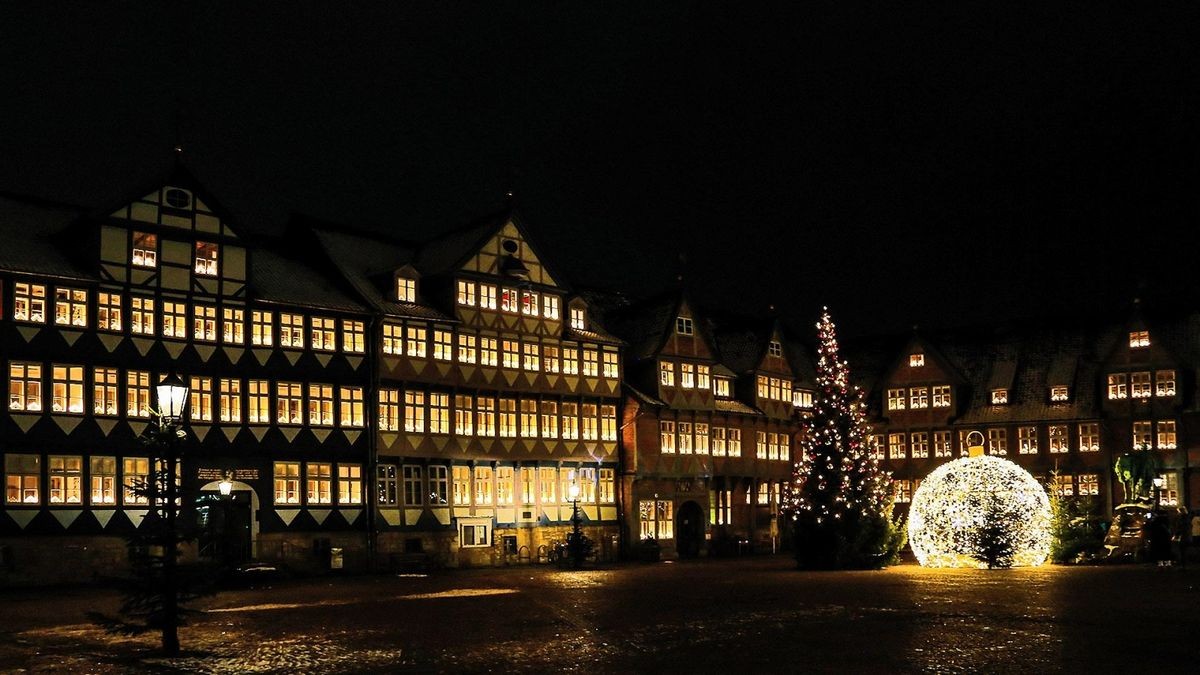 Die Friedenstanne erhellte den Wolfenbütteler Stadtmarkt. Sie stand auch 2023 ohne Weihnachtsmarkt dort (Archivbild).