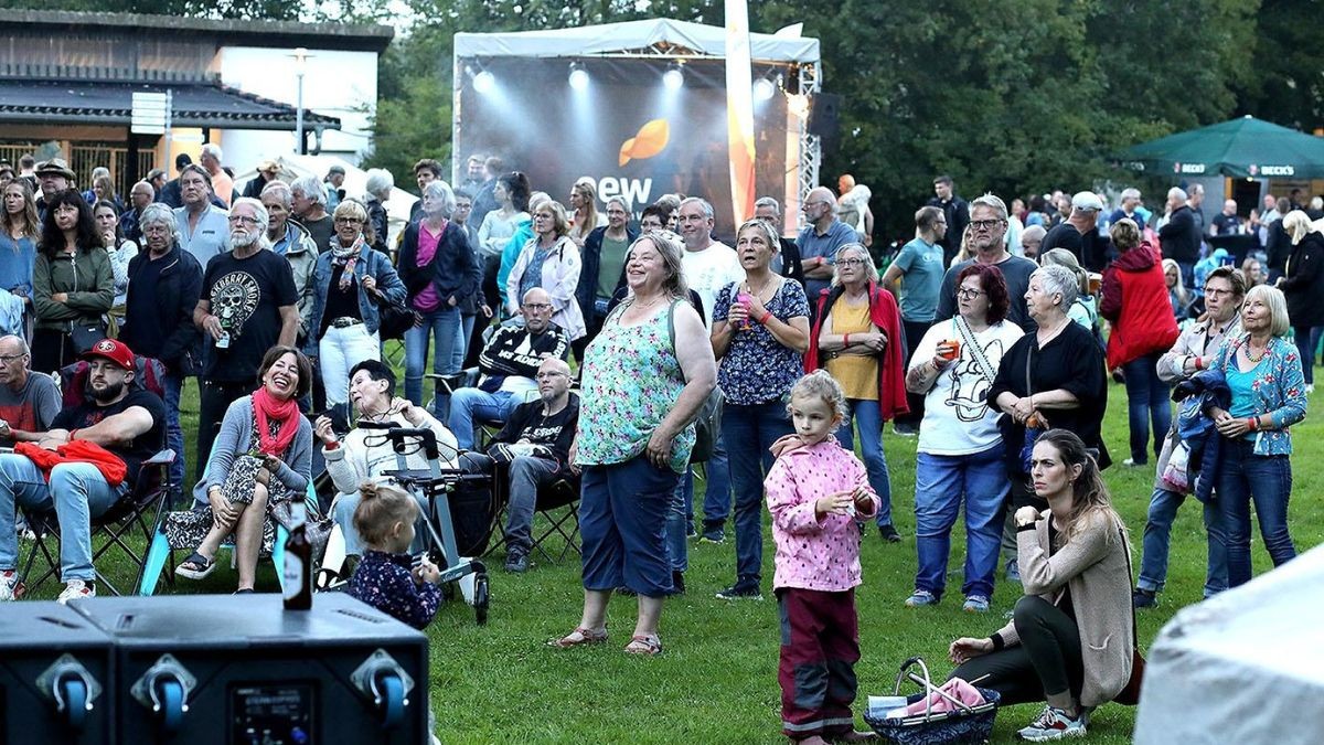 Auch in diesem Jahr präsentiert der Waldbad-Förderverein beim großen Open-Air-Musikfestival wieder zehn regionale Bands und Musiker im Wechsel auf zwei Bühnen im Helmstedter Freibad. (Archivbild) 