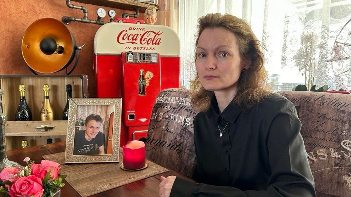 Die 46-jährige Anke Suchert verlor am 28. Juni 2023 ihren Sohn Chrissi nach einem Verkehrsunfall. Sie wünscht sich Änderungen an der Unfallstelle, um die Abzweigung sicherer zu machen. 