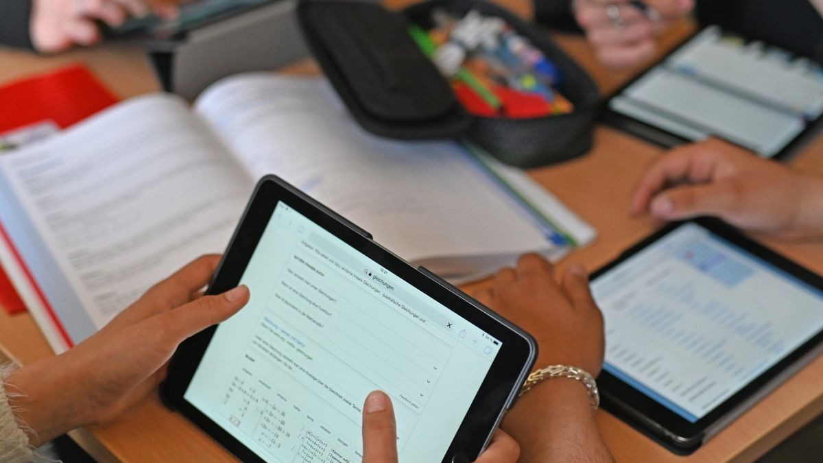 Schüler einer zehnten Klasse arbeiten in einer Unterrichtsstunde mit Tablets. Welche Gymnasien werden Sickter Schüler künftig besuchen?