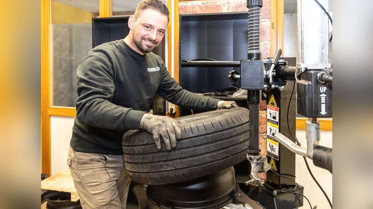 Artur Jasieniak kümmert sich in seiner Werkstatt um alles rund um den Reifen. 