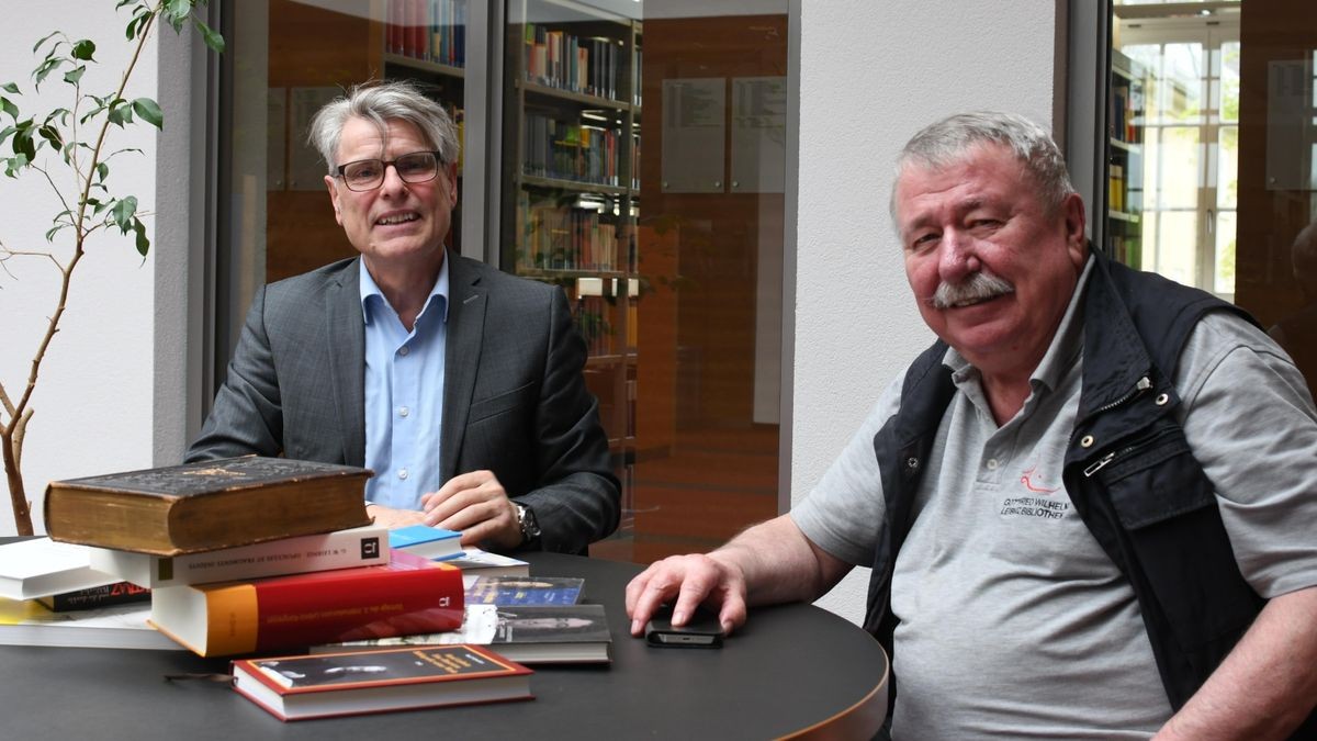 Harald Rau (links) und Georg Ruppelt in der Bibliothek der Ostfalia am Exer in Wolfenbüttel beim Gespräch über Science-Fiction-Literatur. 