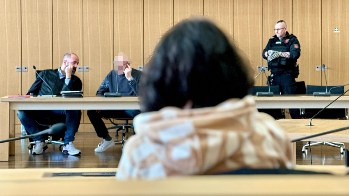 Der Mann, der sie mit einem Kampfmesser niederstach, sitzt nur wenige Meter entfernt (2. von links, gepixelt). Das Schwurgericht in Braunschweig hat einen 62-Jährigen aus Salzgitter wegen versuchten Mordes verurteilt. Zehn Jahre soll der Wiederholungstäter ins Gefängnis.