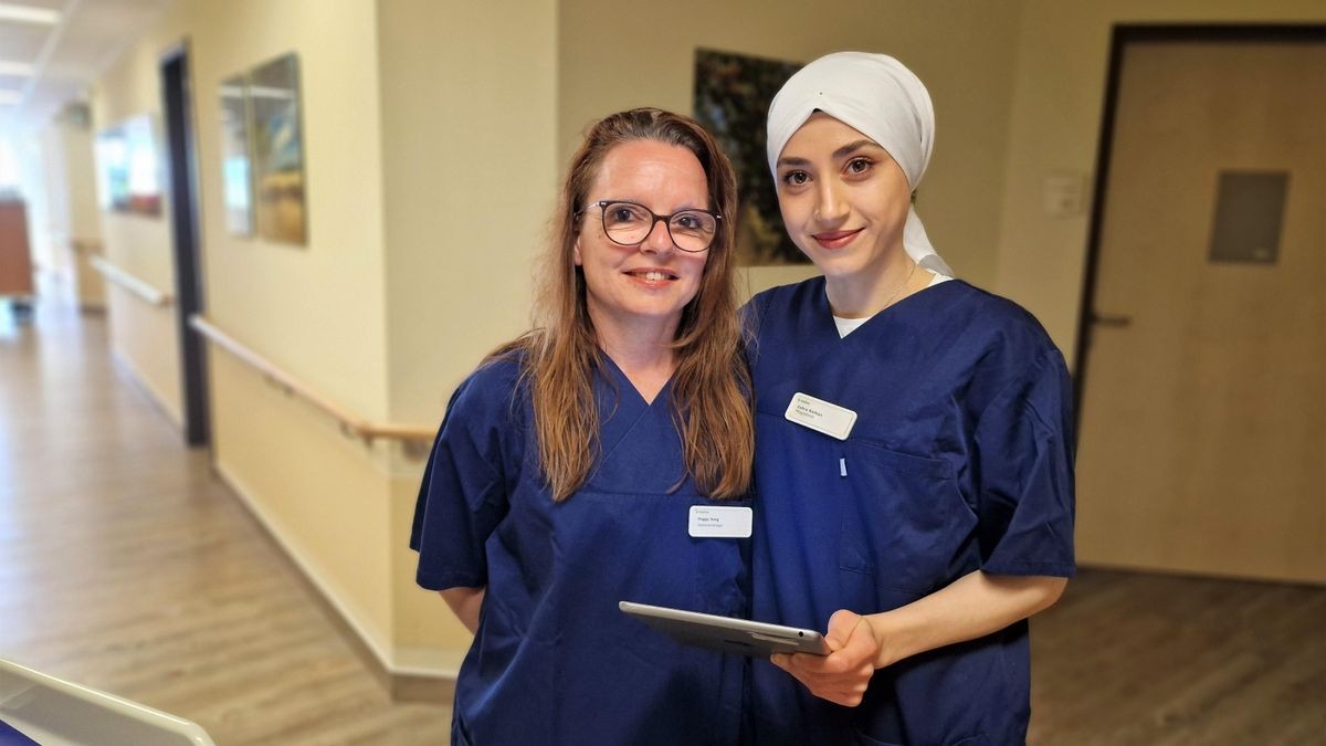 Peggy Jung (links) und Zehra Kalkan werden in Zukunft als Physician Assistants im Helios Klinikum Salzgitter arbeiten. 