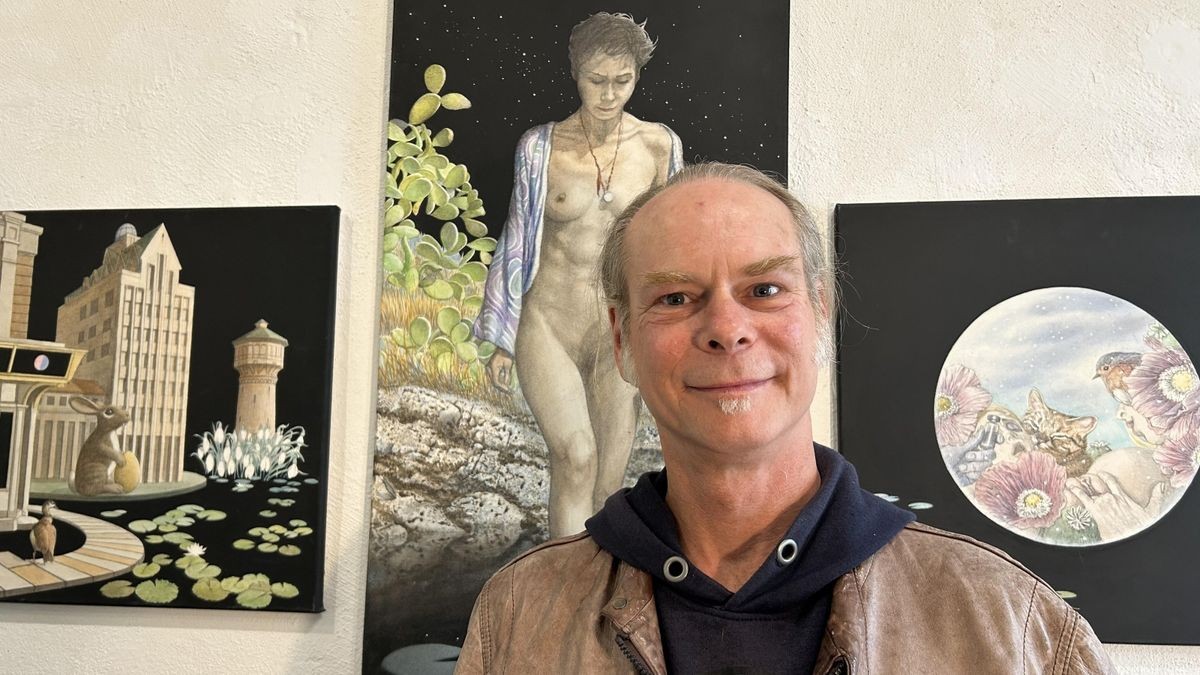 Der Wolfenbütteler Künstler Daniel Zerbst vor Gemälden seiner Ausstellung „Neuronenfeuer & Pollenflug“ in Thorsten Stelzners Galerie „Vita-Mine“ in Braunschweig.