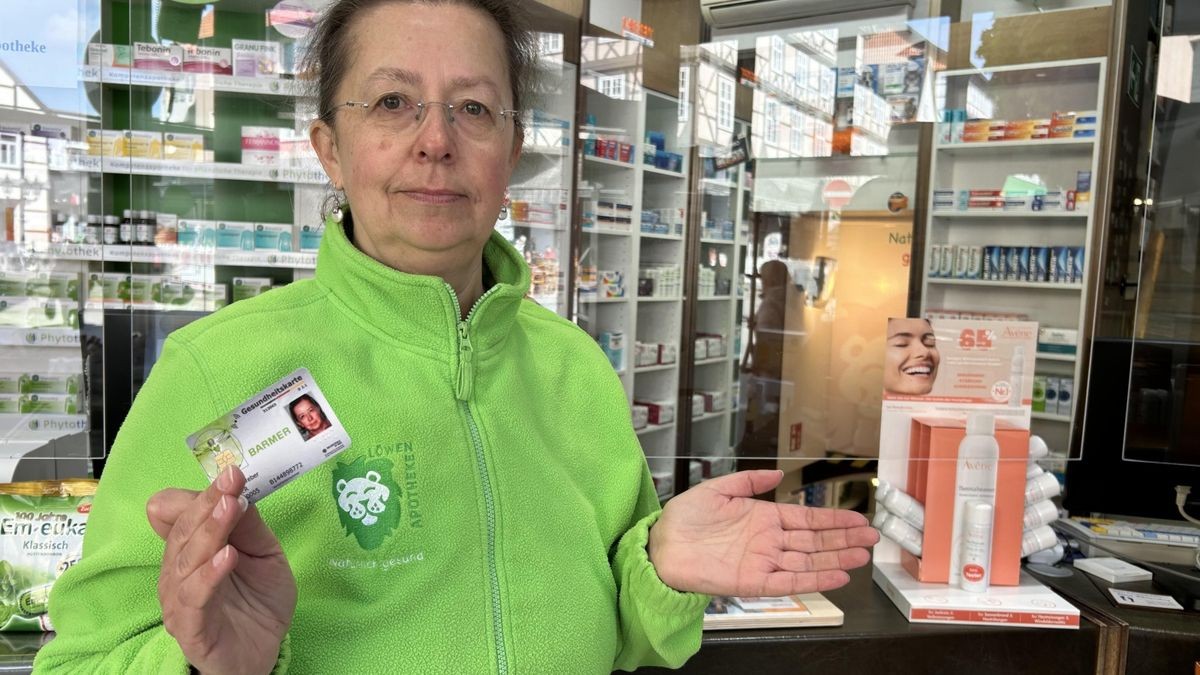 Kunden können in der Löwen-Apotheke aktuell keine E-Rezepte einlösen. Inhaberin Kerstin Weber versucht sich für eine rasche Lösung einzusetzen.