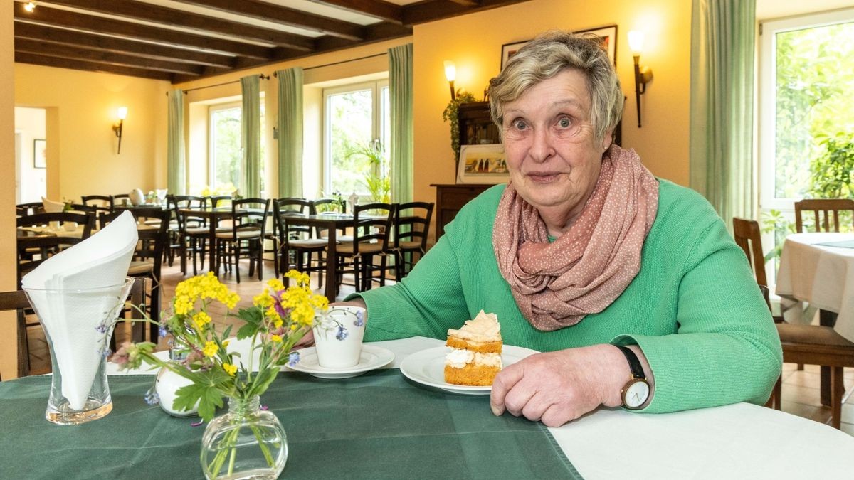 Susanne Steinert-Bode in ihrem Landcafé mit einem Stück ihres Verkaufsschlagers Stachelbeer-Baiser.
