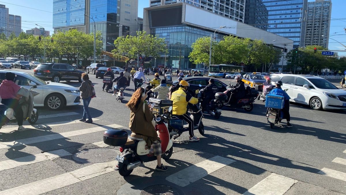 An den Kreuzungen Pekings geht es wild zu. Alle Verkehrsteilnehmer scheinen übereinander herzufallen.