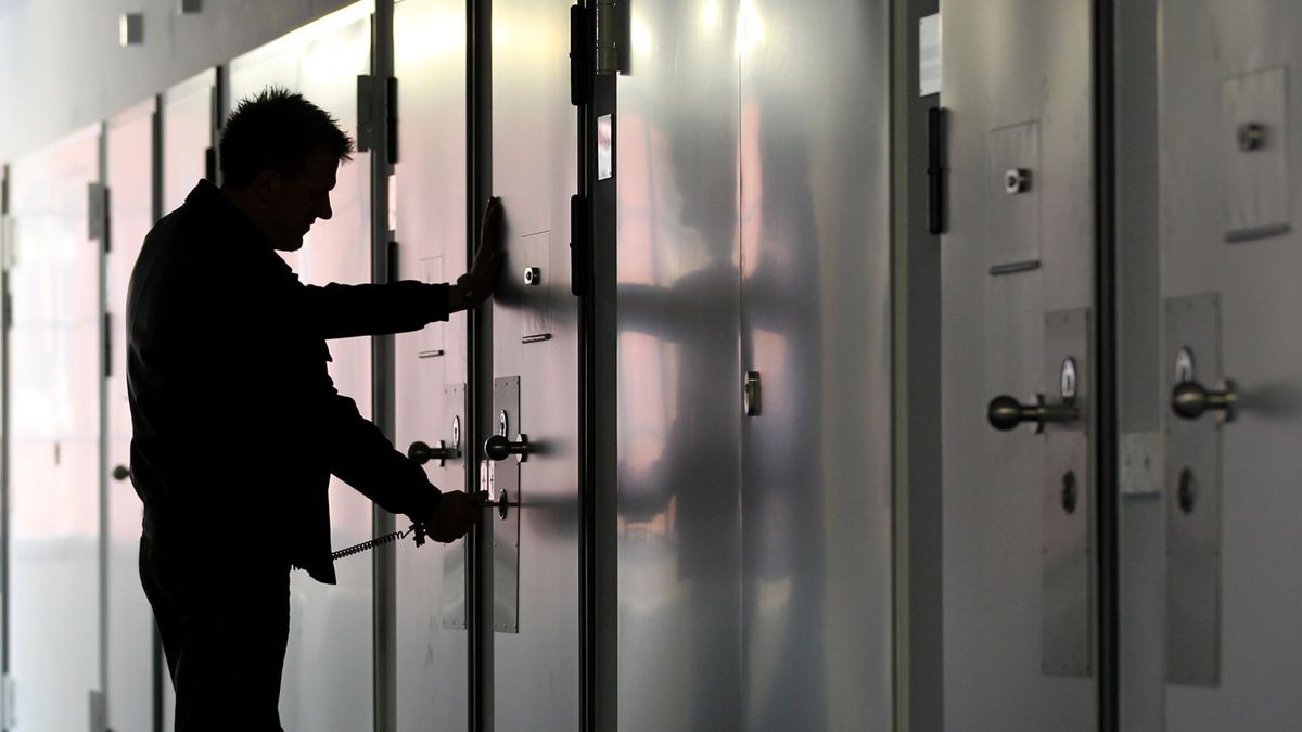 In der Nacht des 29. September 2018 betritt ein Justizvollzugsbeamter die Zelle eines Häftlings. Was dort geschah, beschäftigt Gerichte bis heute (Symbolbild).
