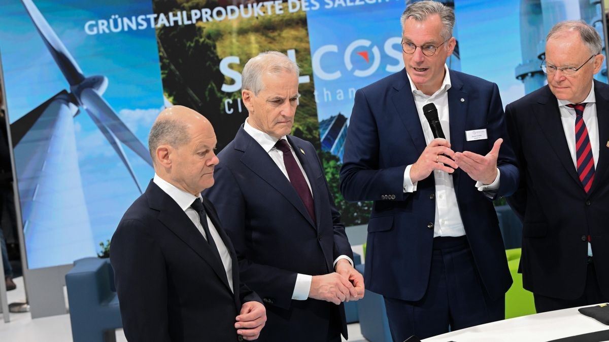 Gunnar Groebler (Zweiter von rechts), Vorstandsvorsitzender Salzgitter AG, erklärt Bundeskanzler Olaf Scholz (SPD, links), Jonas Gahr Støre (Zweiter von links), Ministerpräsident von Norwegen, und Stephan Weil (SPD), Ministerpräsident von Niedersachsen, das Projekt Salcos zur klimaneutralen Stahlproduktion der Salzgitter AG.