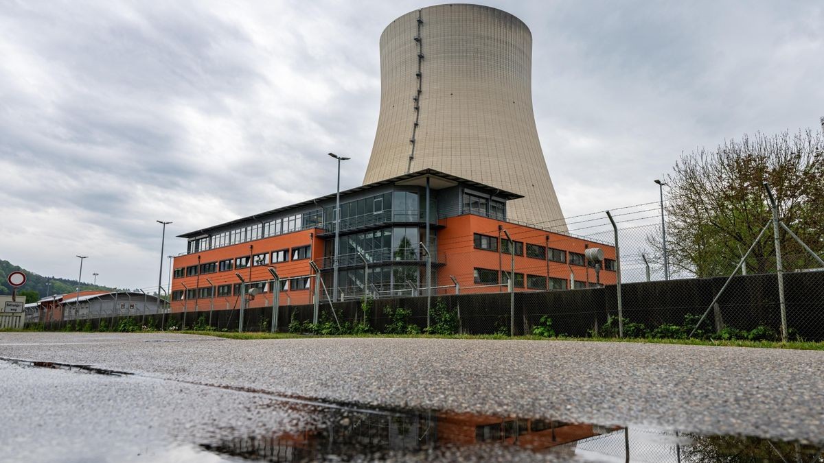 Der Kühlturm des stillgelegte Kernkraftwerks Isar 2. Wegen des russischen Angriffskriegs blieben die drei letzten Reaktoren länger am Netz als ursprünglich geplant.