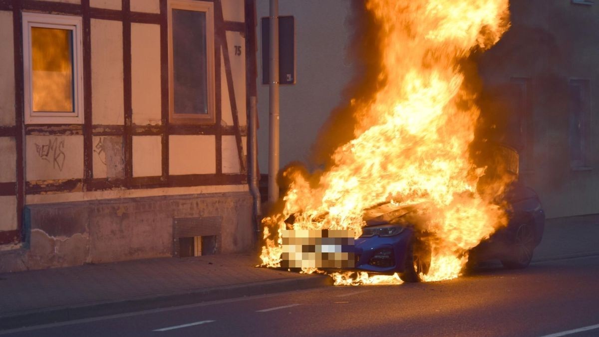 In Wolfenbüttel fing ein BMW vor einem Wohnhaus Feuer.