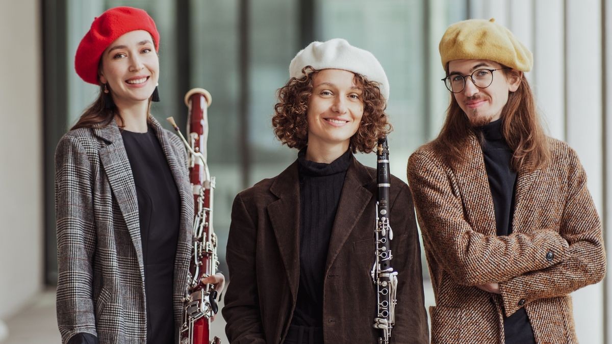 Das „Bovary Trio“ Lauriane Maudry (Klarinette; links), Michaela Spacková (Fagott) und Daniel Prinz (Klavier) gastiert im Fürstensaal Schloss Salder.