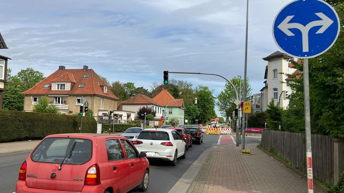 Der Neue Weg ist ab Ecke Kleine Breite/Ungerstraße stadtauswärts voll gesperrt. Das führt zu Wartezeiten an der Ampel. 
