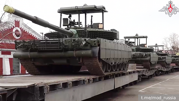 Танки Т-80БВМ с комплексом «Накидка» и козырьком сошли с конвейера
