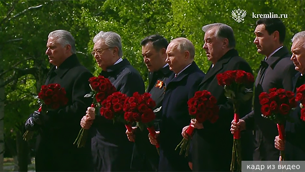 Путин и президенты других стран возложили цветы у Могилы Неизвестного Солдата