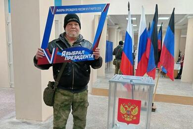 За годы жизни в Донецке Рассел Бентли успел получить российское гражданство (на снимке — после голосования на президентских выборах). Фото из соцсетей