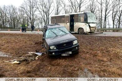 Легковушка и автобус столкнулись под Рогачевом. 26 февраля 2024 года. Фото: ГАИ