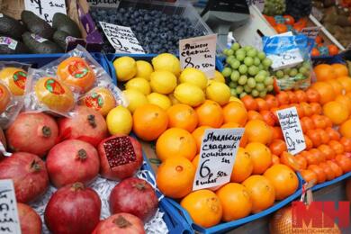 Цены на фрукты на Комаровском рынке в начале марта 2024 года. Минск. Фото: "Минск-Новости"