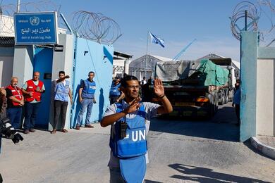 Грузовики с гуманитарной помощью прибывают на склад ООН в Газе. 21 октября 2023 года. Фото: Reuters