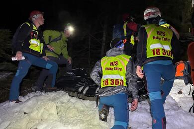 Словацкие спасатели рядом с телом погибшей женщины. Фото: Горноспасательная служба Словакии