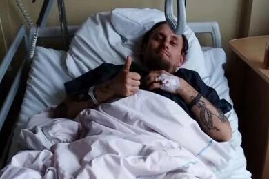 Андрей Петко в больнице, Польша, 17 марта 2024 года. Фото: аккаунт группы "Дзецюкі" в Instagram