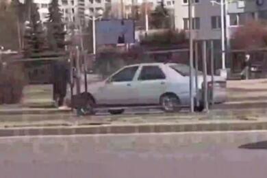 Мужчина выбегает на дорогу в Минске. Март 2024 года. Скриншот видео из приближенного к МВД телеграм-канала