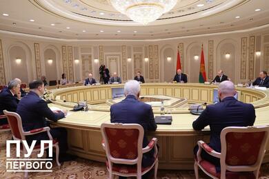 Александр Лукашенко на встрече с губернатором Омской области России Виталием Хоценко. 25 марта 2024 года. Фото: t.me/pul_1