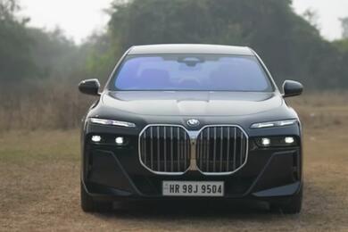 Автомобиль BMW 740i M Sport. Фото использовано в качестве иллюстрации. Скриншот видео