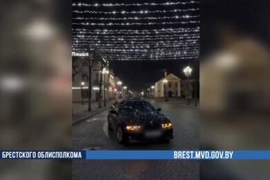 В Барановичах водитель BMW припарковал свой автомобиль на улице Советской. Март 2024 года, Барановичи. Скриншот видео ГАИ