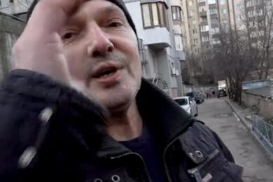 Репортеры Би-би-си подошли к Закутенко на улице в Киеве. 2024 год, Украина. Фото: Би-би-си