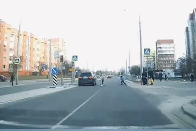 В Мозыре водитель Hyundai вылетел на перекресток на красный и едва не сбил детей. Его нашли по видео и наказали