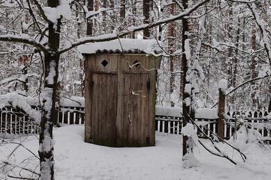 Этот туалет в деревне Чигиринка продают с молотка. Фото: БелЮрОбеспечение