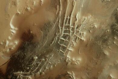 Газовые гейзеры, похожие на пауков, в формации Город Инков в южном полярном регионе Марса. Фото: esa.int