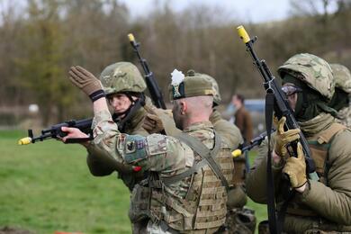 Инструктор Вооруженных сил Великобритании обучают украинских военных на одном из британских полигонов.Фото: facebook/GeneralStaff.ua