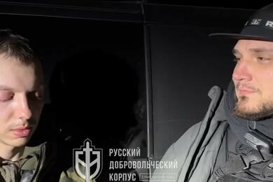 Командир РДК Денис Капустин и российский военнопленный. Скриншот видео РДК