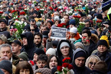 Люди идут по направлению к Борисовскому кладбищу во время похорон российского оппозиционного политика Алексея Навального в Москве, Россия, 1 марта 2024 года.